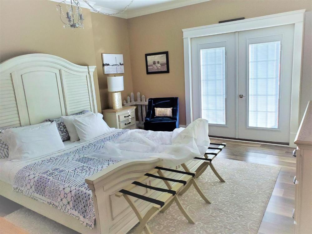 King Room with Balcony (Coastal Dreams) interior